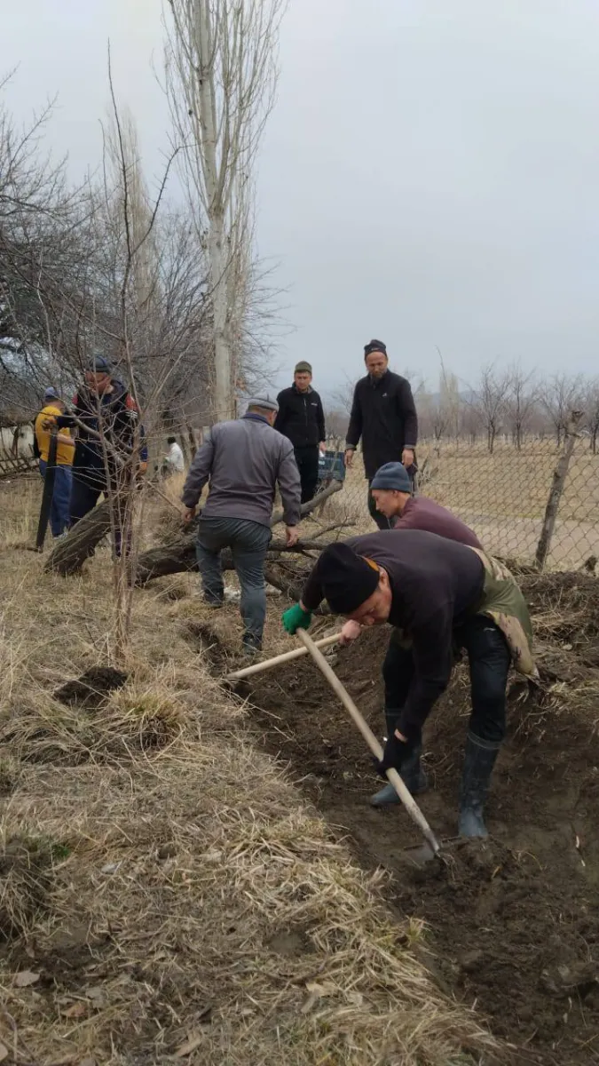 Самаркандек айыл аймагында калкты сугат суу менен үзгүлтүксүз камсыз кылуу максатында ички арыктарды тазалоо жана иретке келтирүү иштери активдүү жүргүзүлүүдө.