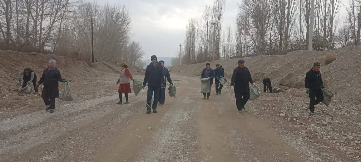 Самаркандек айыл аймагында айлана-чөйрөнү коргоо жана санитардык абалды жакшыртуу максатында айыл өкмөтүнүн кызматкерлери тарабынан сай жээгиндеги таштандылар тазаланып, иретке келтирилди.