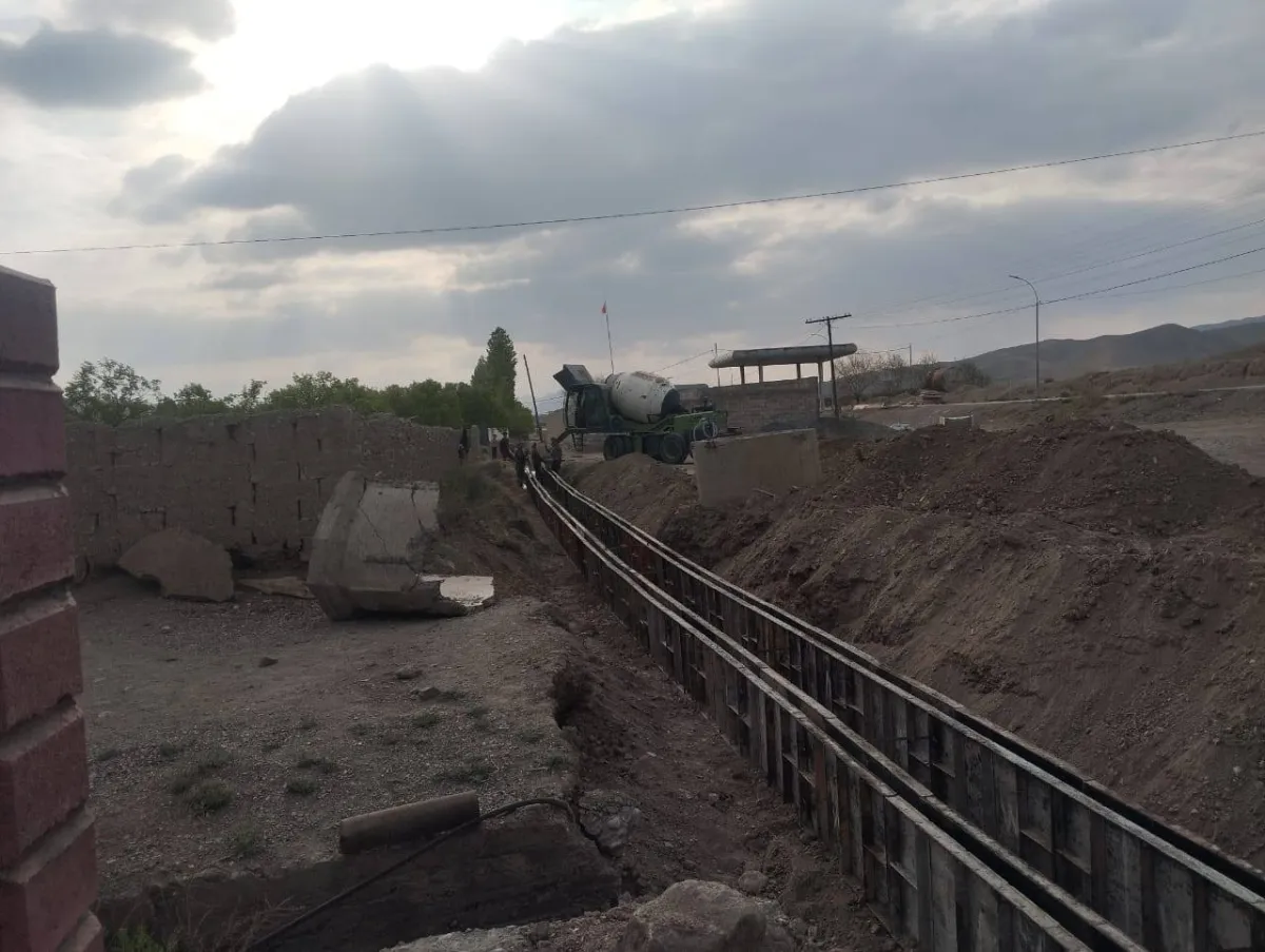 Паскы-Арык айылындагы арыктын 1 км аралыктагы бөлүгүн бетондоо иштери башталды.